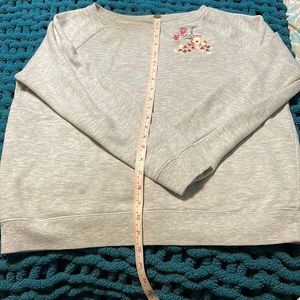 Grey sweatshirt with embroidery flowers.